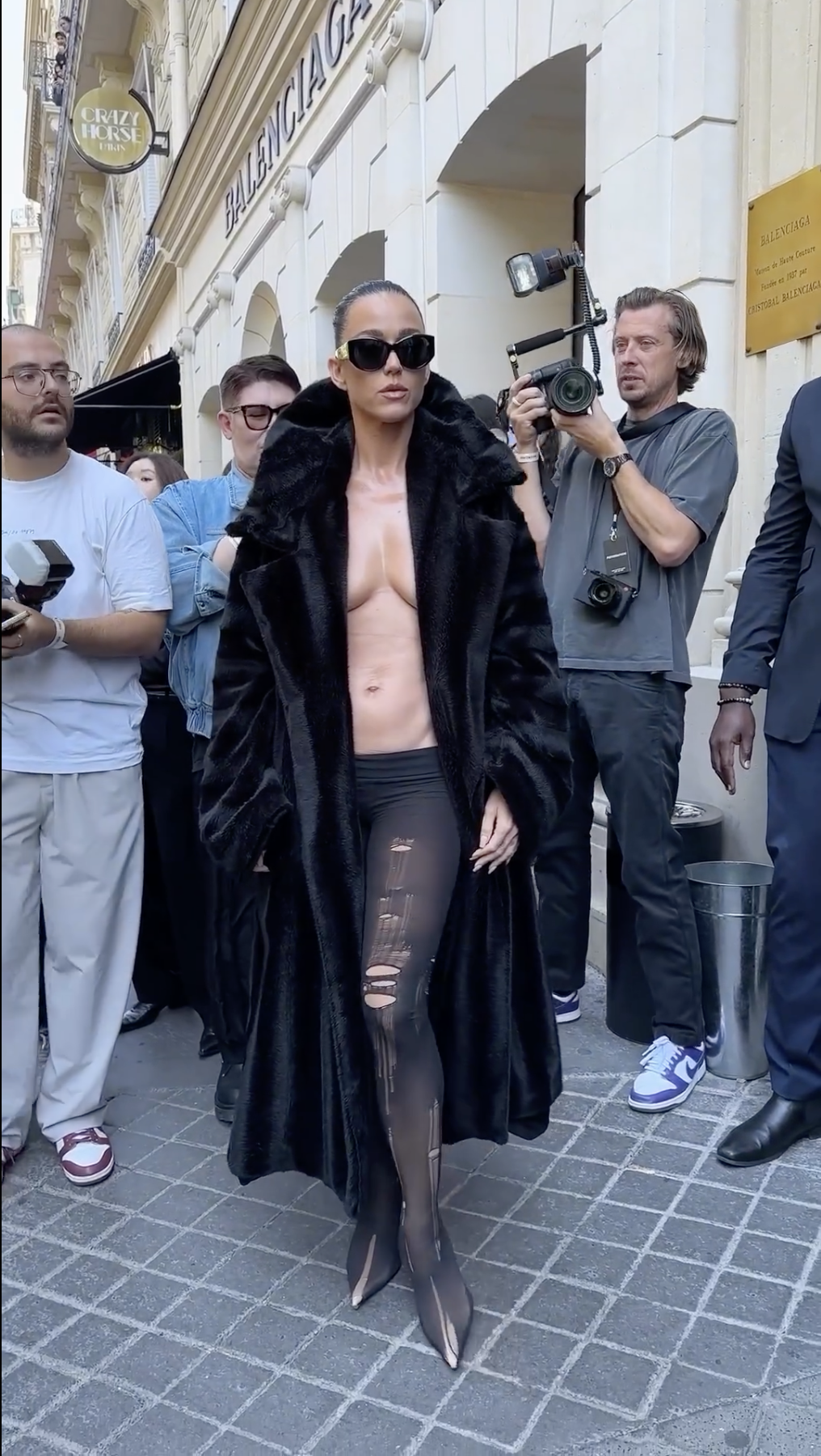 Оголена Кеті Перрі та сяюча Ніколь Кідман: як вдяглися зірки на показ Balenciaga